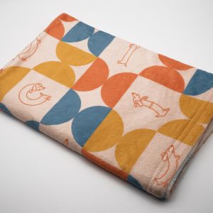 Kuscheldecke mit Retro-Dackelprint